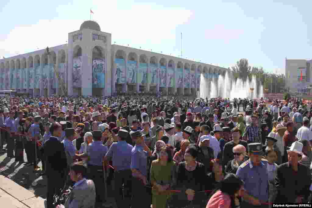 Ала-Тоо аянтына батпай кылкылдаган элди милиция кызматкерлери көзөмөлдөп турду.&nbsp;