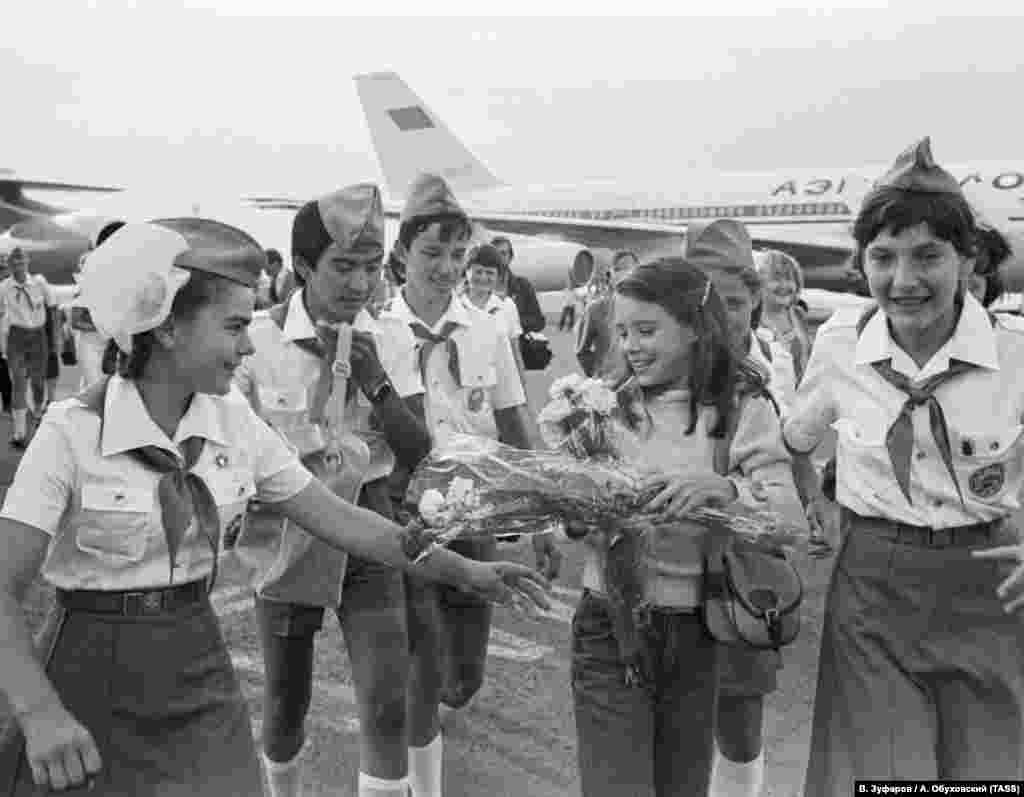 На півострів Саманта Сміт прилетіла з Москви. В аеропорту Сімферополя її вже зустрічали діти з табору. &laquo;Дорогою в &laquo;Артек&raquo; хлопці разом з акордеоністом навчили мене кільком популярним пісням, у тому числі і знаменитій &laquo;Пусть всегда будет солнце!&raquo; &ndash; її ми співали англійською мовою&raquo;, &ndash; згадувала Саманта