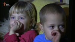 Переселенці у Харкові цієї зими гріються від котла на дровах (відео)