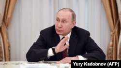За офіційними даними ЦВК Росії, чинний президент Володимир Путін переобраний на новий 6-річний термін