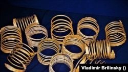 Doisprezece dintre cele 13 brățări recuperate în 2006 și 2007. Ele sunt făcute din aur din Munții Orăștie și au între 680 și 1200 de grame.