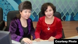 Гүлзия Вали кызы «Шинжаң эл радиосунун» кыргыз бөлүмүндөгү кесиптеши менен