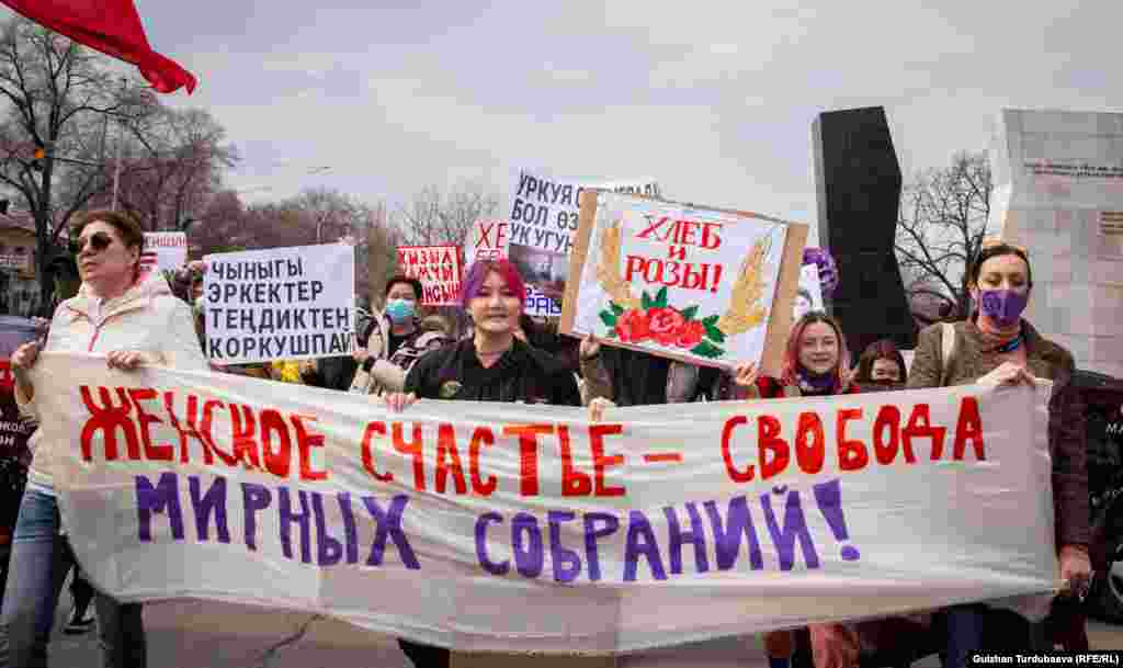 Жөө жүрүштү 8/365 кыймылы баштаган бир нече демилгелүү топ уюштурууда.