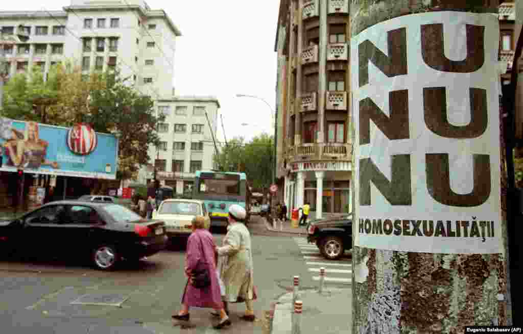 O organizație necunoscută a postat sute de afișe pe care era scris &bdquo;Nu, nu, nu homosexualității&rdquo; în centrul Bucureștiului, în 13 octombrie 2000.