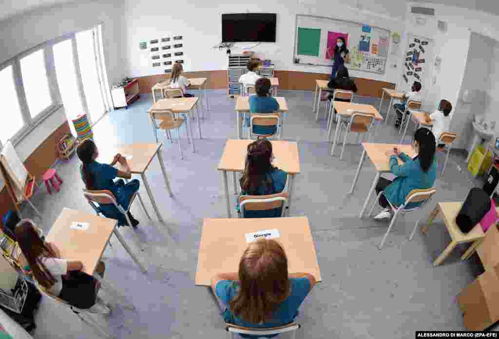 Studentët duke mbajtur distancën në një shkollë në Turin të Italisë.