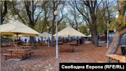 Egyelőre üresek a prágai sörkertek... de már nem sokáig.