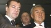 Президент России Дмитрий Медведев и президент Казахстана Нурсултан Назарбаев во время саммита в городе Актобе 22 сентября 2008 года. 