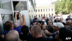 Demonstranti razbijaju dvojezične ploče u Vukovaru, 2013. godine