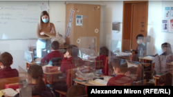 3.400 de clase din cele 12.000 din municipiul București își desfășurau activitatea online pe 11 octombrie. 46 de școli și licee trecuseră toate clasele în sistem online după apariția de cazuri de Covid în mai mult de jumătate din clase.