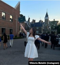 Переселенка завершила навчання у школі