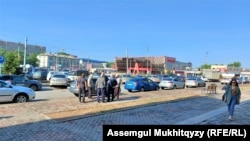 Автомобильная парковка у железнодорожного вокзала Павлодара. 21 мая 2021 года.