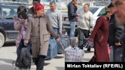 Мигранты пересекающие казахско-кыргызскую границу. Архивное фото.