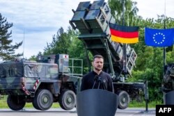 Президент Украины Владимир Зеленский делает заявление для прессы совместно с министром обороны Германии после визита на военный полигон в Мекленбурге на северо-востоке Германии 11 июня 2024 года