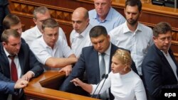 Володимир Гройсман та Юлія Тимошенко (в центрі)