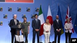 Președintele SUA, Joe Biden, stânga, vorbește la un eveniment alături de liderii G7, alături de Președintele Ucrainei, Volodimir Zelenski, pentru a anunța o Declarație Comună de Sprijin pentru Ucraina în cadrul Summitului NATO, la Vilnius, Lituania, miercuri, 12 iulie 2023. 