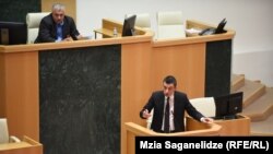 Гахария был откровенно раздражен: обращаясь к своим оппонентам, называл происходящее цирком и театром одного актера