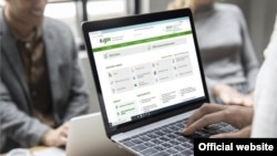 Сайт электронного правительства (eGov) Казахстана на экране портативного компьютера