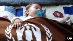 ცხინვალიდან დევნილ ბავშვს გაეროს ლტოლვილთა უწყების საბანი ახურავს