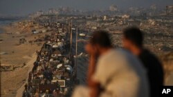 Mii de palestinieni fug din nordul Gazei către sudul teritoriului. 15 septembrie 2025.