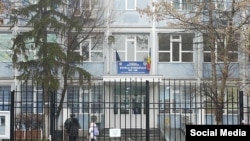 Elevii de la clasele primare învață între orele 8 și 11