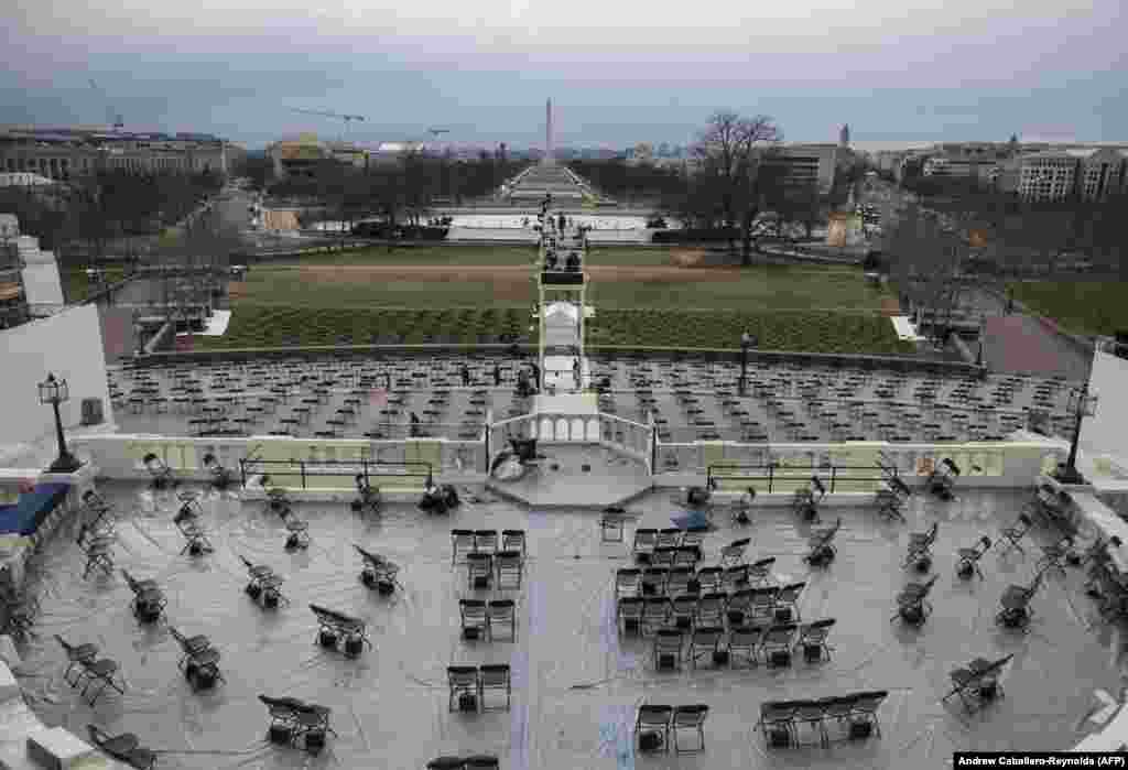 Përgatitjet për ceremoninë e inaugurimit të Bidenit. Karriget janë vendosur në atë formë që të ketë distancë fizike, si preventivë për koronavirusin. SHBA-ja është shteti me numrin më të lartë të rasteve dhe viktimave nga koronavirusi. Presidenti i zgjedhur, Biden, ka thënë se luftimi i pandemisë COVID-19 do të jetë prioriteti kryesor i administratës së tij.&nbsp; 