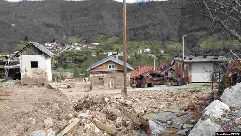 Поглед на долниот дел на населбата, каде од под карпестите наноси се ископани куќи и згради. Низ населбата се поставени водоводни, канализациски и електрични инсталации со улично осветлување. Пристапните патишта и куќите се уште чекаат поправка.