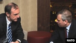 Краков -- Польшанын коргоо министри Богдан Клих (солдо) жана НАТОнун баш катчысы Яаап де Хооп Схеффер.19-февраль 2009-жыл.