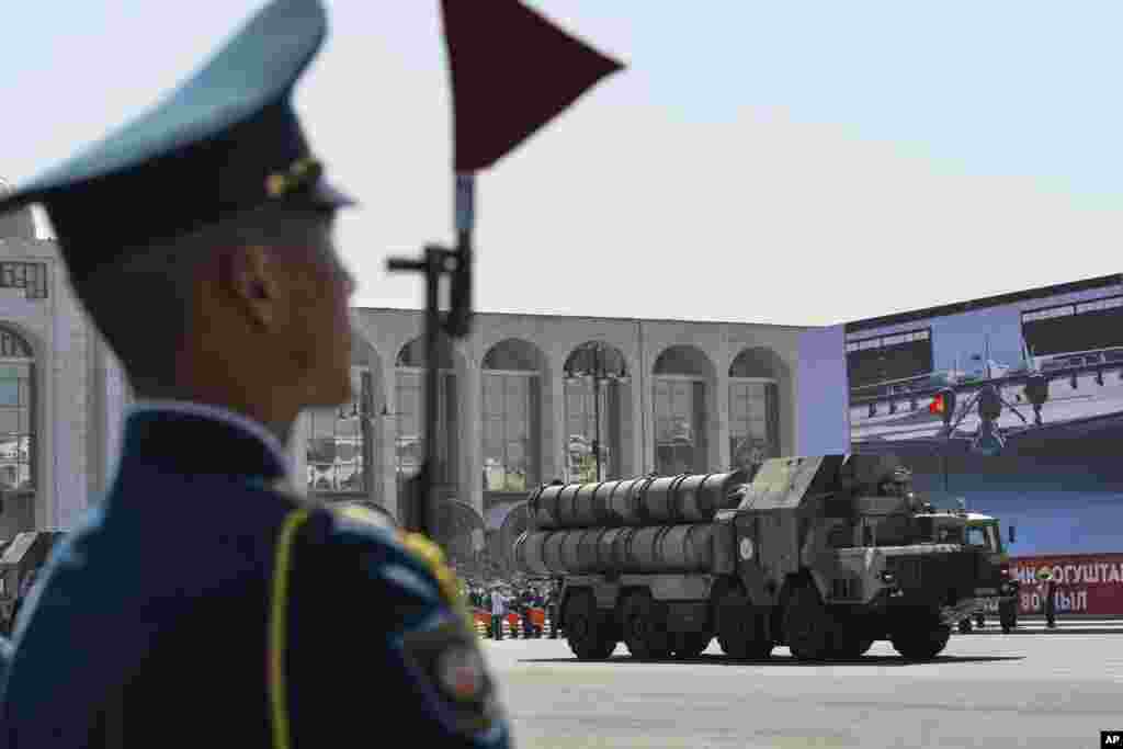 Экинчи дүйнөлүк согуштагы Жеңиштин 80 жылдыгынын урматына Бишкекте өткөн парадды карап турган кыргыз аскери. 8-май, Бишкек, Кыргызстан.