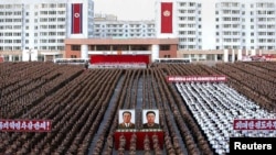 Severnokorejski vojnici prisustvuju proslavi reizbora Kim Jong-Ila za generalnog sekretara Radničke stranke, Pjongjang, 29. septembar 2010.