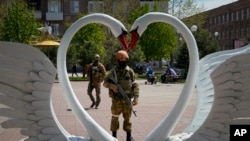 Російські військовослужбовці у центрі окупованого Бердянська під час весільної церемонії, 2022 рік