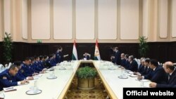 Эмомали Рахмон мамлекеттик жетекчилер менен. Иллюстрациялык сүрөт.