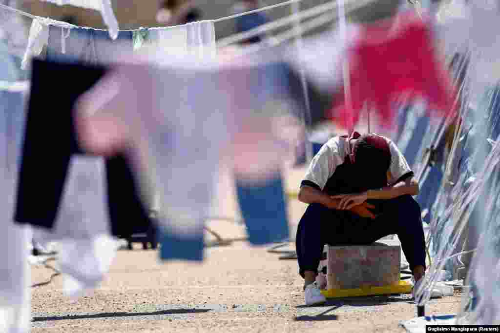 Un bărbat afgan stă în carantină în centrul Crucii Roșii italiane din Avezzano, Italia. &nbsp;