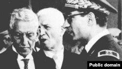 ابراهیم حکیمی (چپ) در کنار شاه جوان در زمان نخست‌وزیری