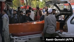 Родичі вантажать труну жертви подвійного теракту, скоєного смертниками, які вбили десятки людей біля аеропорту Кабула в серпні 2021 року. Відповідальність за напад взяло на себе угруповання «Ісламська держава-Хорасан»