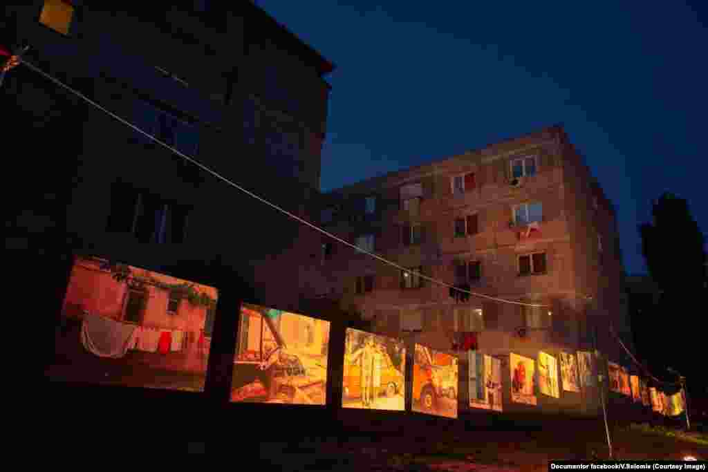 S-a lăsat întunericul. Din expoziția despre Blașcovici cei care se recunosc pot duce acasă fotografia