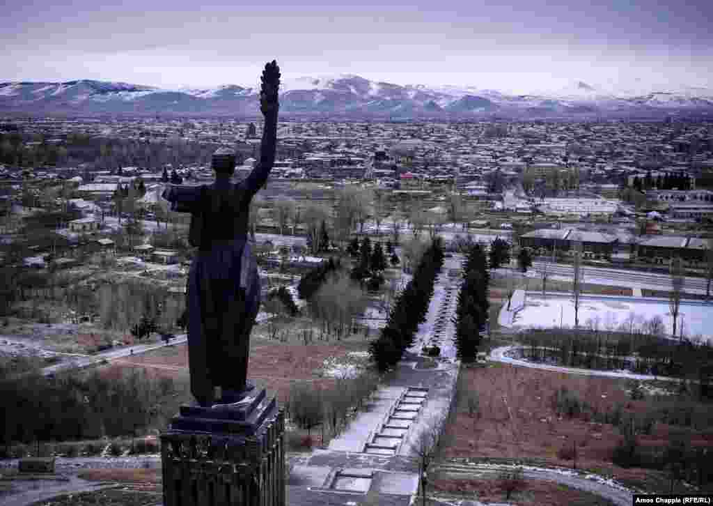 Над Гюмрі підноситься статуя &laquo;Матері-Вірменії&raquo;. У червні 2015 року, через 5 місяців після вбивства, біля її підніжжя було знайдено тіло російського солдата Івана Новикова, зі слідами численних ударів. За підозрою в цьому вбивстві був заарештований ще один військовослужбовець російської військової бази