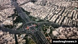 نمایی هوایی از میدان حق‌شناس تهران (احتمالا اگر سوار تاکسی پرنده بشوید و تا این ارتفاع پرواز کنید)