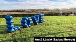 Mezei üzenet: látványosság túrázóknak elhasznált gázpalackokból