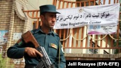 Співробітник афганської поліції поблизу офісу реєстрації виборців у Кабулі, 23 квітня 2018 року