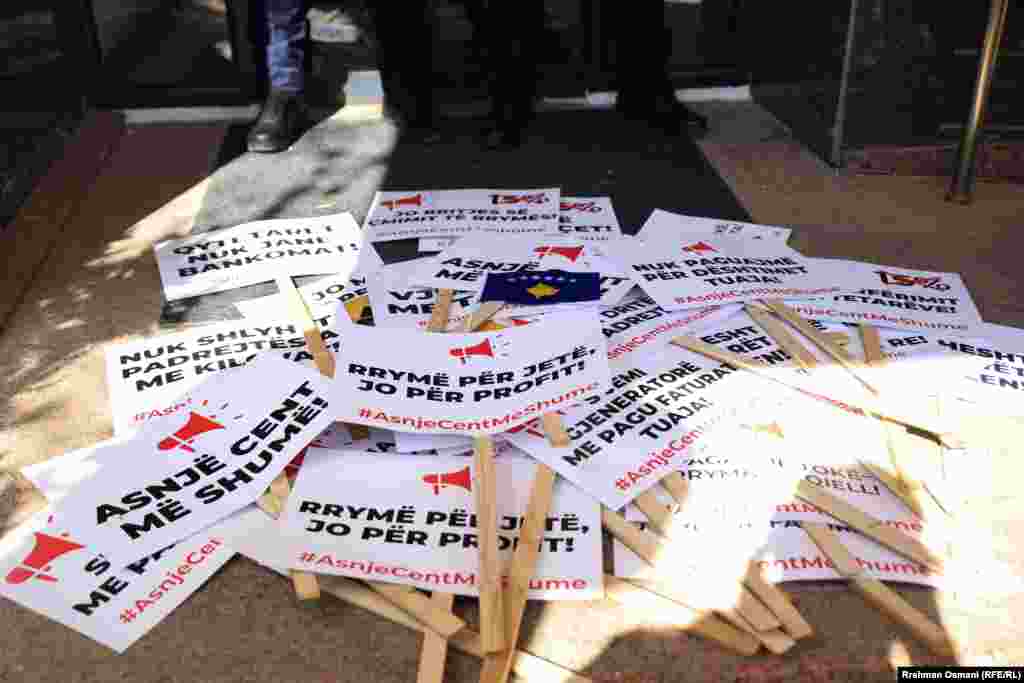 Në bazë të tarifave aktuale, për konsumatorët që shpenzojnë deri në 800 kilovatë në orë brenda një muaji, çmimi i rrymës gjatë ditës është 7.79 centë për kilovat. Në rast të shtrenjtimit për 15 për qind, ata do të paguanin 8.96 centë.