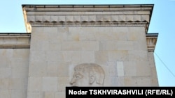 ”ორთაჭალჰესის” შენობა ბარელიეფის მოხსნამდე