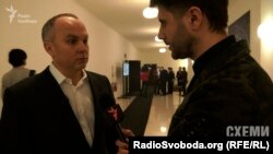 Журналіст «Схем» увесь тиждень намагався поспілкуватися з народним депутатом Нестором Шуфричем у Верховній Раді, однак впіймати його вдалося лише під час зйомок політичного шоу «Шустер Лайв»