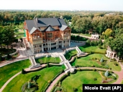 Mežihirija je bila rezidencija Viktora Janukoviča tokom vremena dok je bio premijer i predsjednik Ukrajine sve dok nije pobjegao tokom Majdanske revolucije 2014. Sada je to "muzej korupcije".