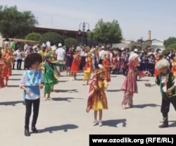 Репетиция музыкальных коллективов перед визитом в Хиву президента Германии и премьер-министра России.