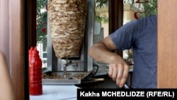 Шаурма тамагын жасоо учуру. Иллюстрация.