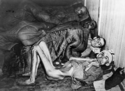 برخی از بازماندگان آشویتس پس از نجات