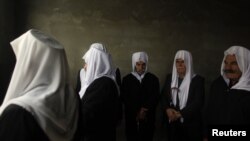 گروهی از مردان دروزی در روستای مجدل شمس در فوریه ۲۰۱۱