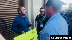 Бахром Хамроев на пикете в поддержку украинского режиссера Олега Сенцова в 2018 году. Через четыре года правозащитник был арестован в Москве и приговорен к 14 годам заключения