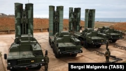 Бойові розрахунки зенітних ракетних комплексів (ЗРК) С-400 «Тріумф» в анексованому Криму. Архівне фото.