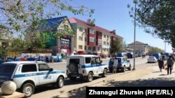 Машины полицейских недалеко от места протеста торговцев центрального рынка. 25 мая 2018 года.